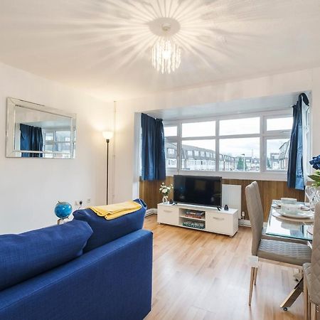 Spacious 3 Bed 1 Bath Hse W Guest Toilet W Parking Near Excel - E16 Londen Buitenkant foto