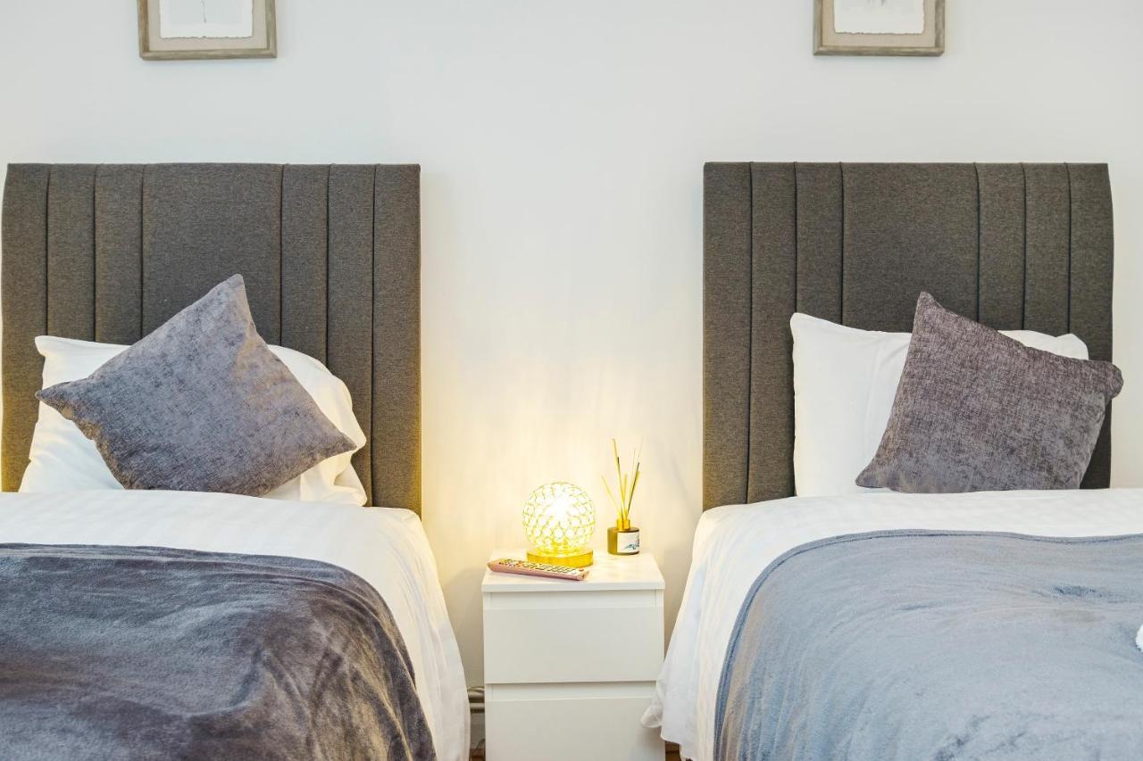 Spacious 3 Bed 1 Bath Hse W Guest Toilet W Parking Near Excel - E16 Londen Buitenkant foto