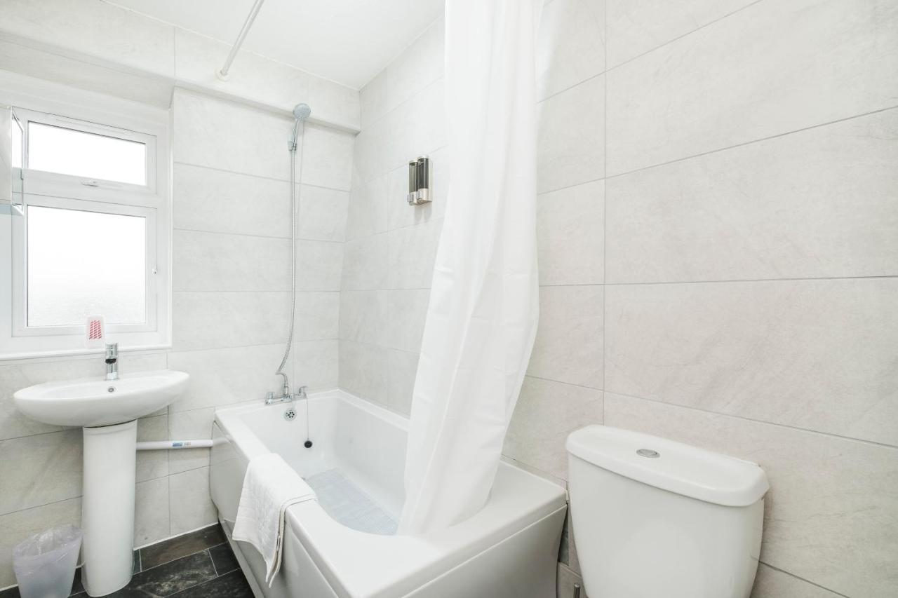 Spacious 3 Bed 1 Bath Hse W Guest Toilet W Parking Near Excel - E16 Londen Buitenkant foto